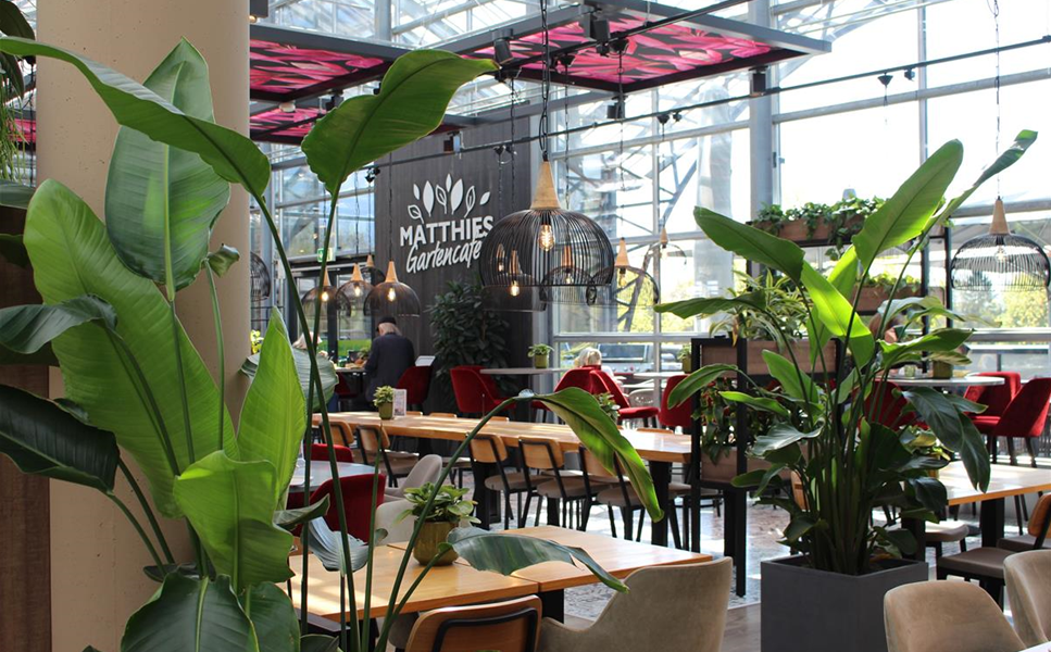 Willkommen im - Matthies Gartencafé Willkommen im - Matthies Gartencafé
